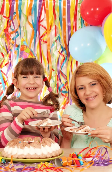 Feliz madre e hija comer pastel de cumpleaños — Foto de Stock