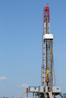 Kara petrol sondaj platformu petrol sahası