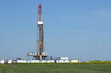 Kara petrol sondaj yeşil alan peyzaj üzerinde