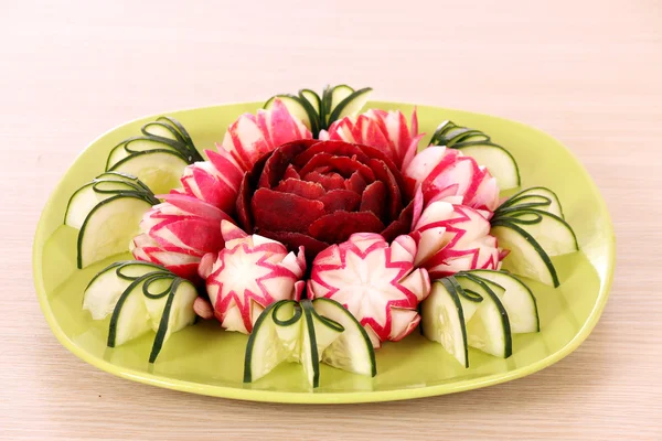 Ensalada decorada con rábano pepino y remolacha como flor — Foto de Stock