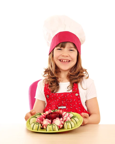Feliz niña cocinera con ensalada decorada —  Fotos de Stock