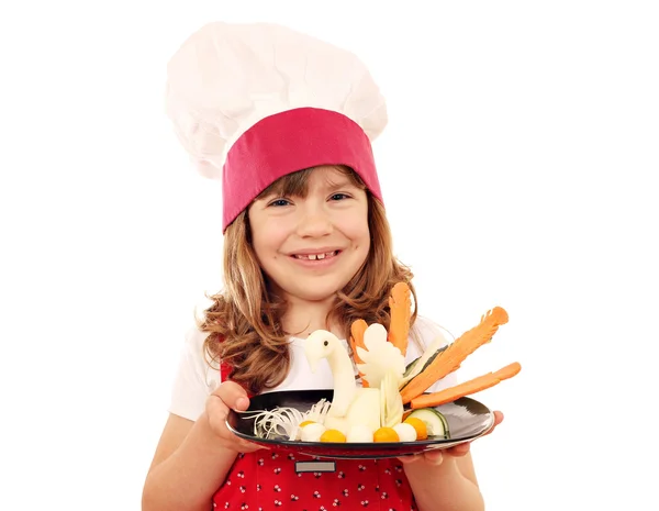 Niña cocinera con ensalada decorada — Foto de Stock