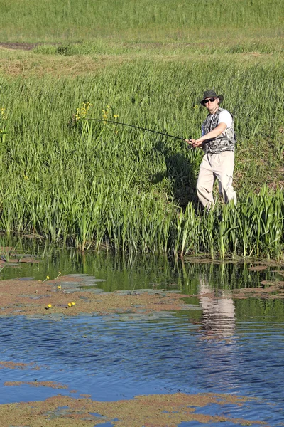 Fiskare på floden fritid och rekreation — Stockfoto