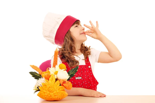 Bambina cuoca con insalata decorata e segno a mano ok — Foto Stock