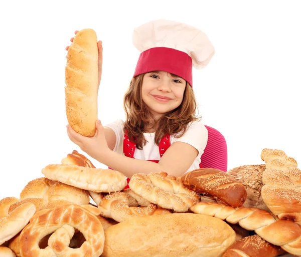 Menina feliz cozinhar segurando pão — Fotografia de Stock