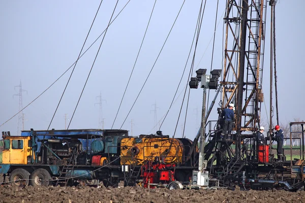 Travailleurs pétroliers sur le champ pétrolifère — Photo