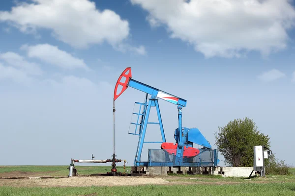 Oil pump jack on field — Stock Photo, Image