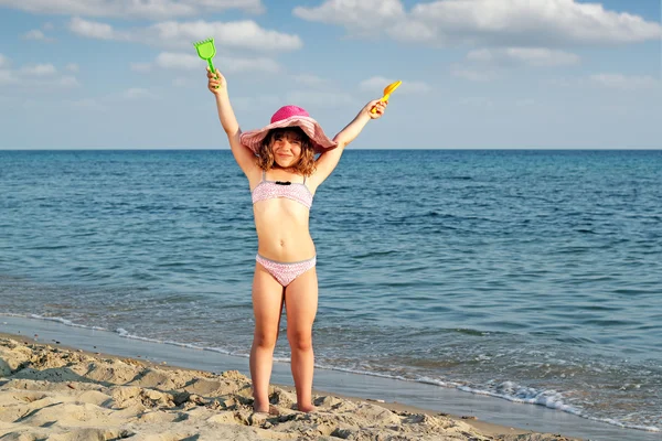 Gelukkig meisje op strand — Stockfoto