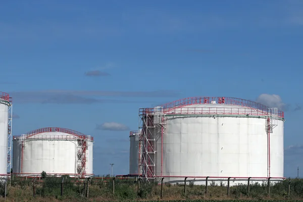 Refinery tanks on field oil industry — Stock Photo, Image