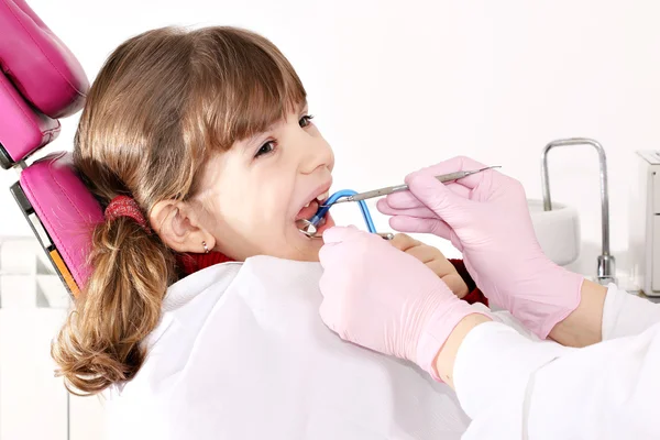 Weinig meisje patiënt tandheelkundige examen — Stockfoto