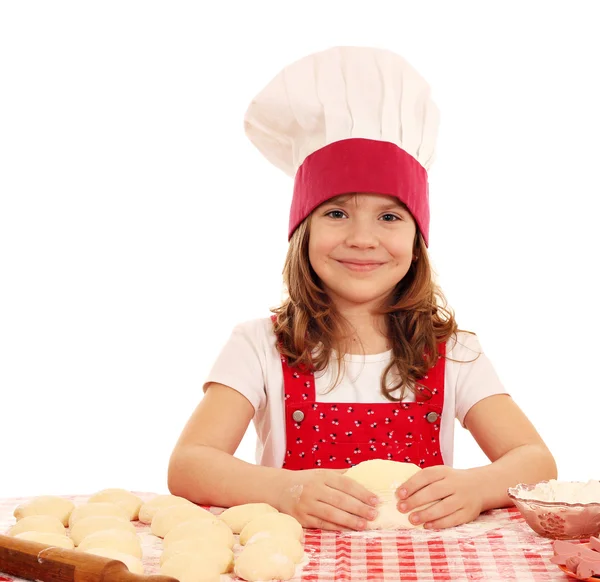 Feliz niña cocinero amasando masa — Foto de Stock