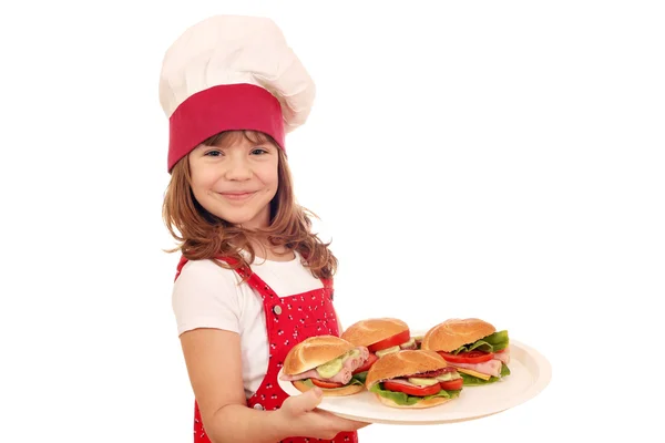 Menina feliz cozinhar com sanduíches — Fotografia de Stock