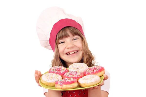 Menina feliz cozinhar com donuts doces — Fotografia de Stock