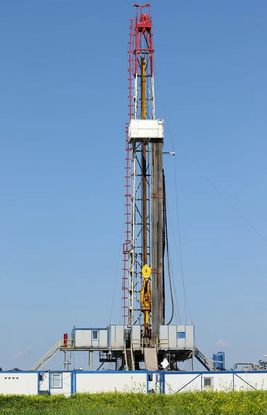 Terra piattaforma di perforazione petrolifera sul campo — Foto Stock