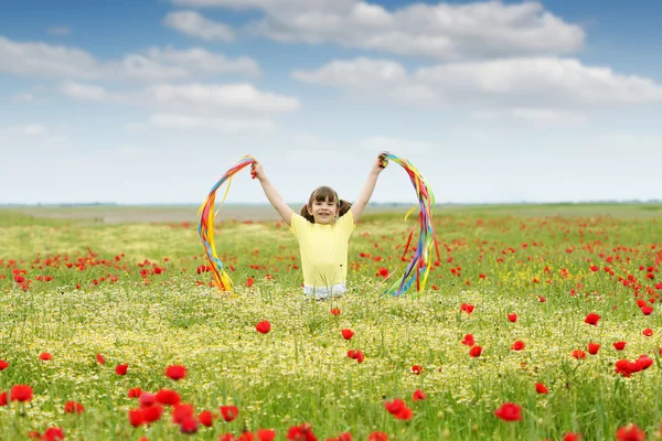 Счастливая маленькая девочка на полянке — стоковое фото