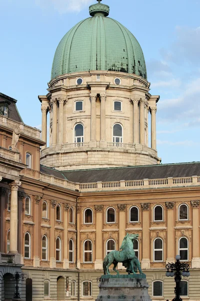 Castello di Buda con statua di cavallo Budapest Ungheria — Foto Stock