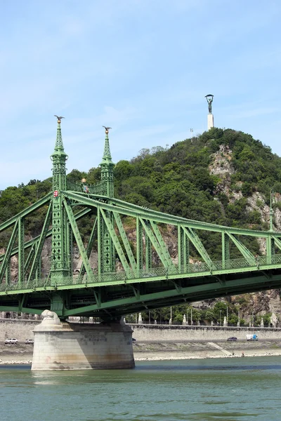 Freiheitsbrücke und Gellertsberg — Stockfoto