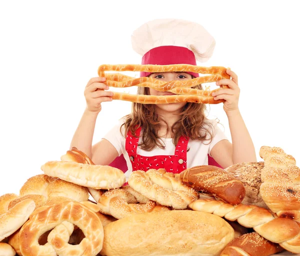 Menina cozinhar com pães pretzels e pães — Fotografia de Stock