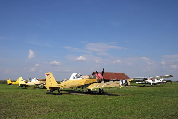 Alte Erntestaubflugzeuge auf dem Flugplatz — Stockfoto