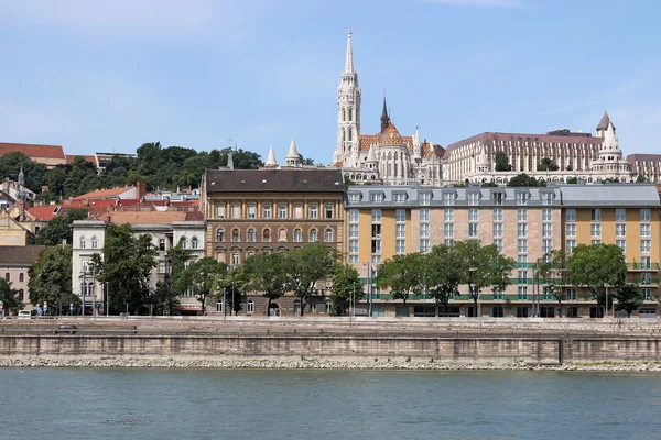 Budapest Ribera del Danubio con bastión de pescadores — Foto de Stock