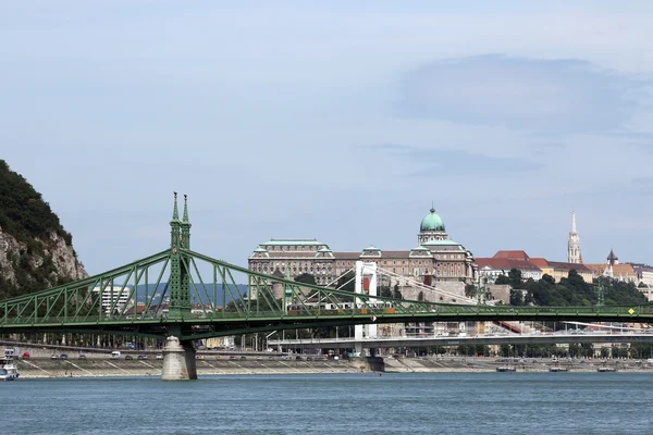 Liberty bro över Donau floden budapest — Stockfoto