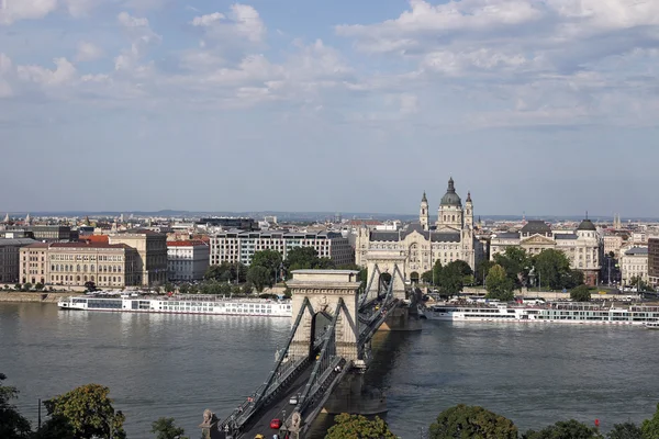 Ponte em cadeia no rio Danúbio Budapeste paisagem urbana — Fotografia de Stock