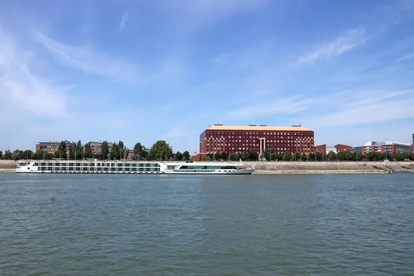 Σύγχρονο κτίριο και ταχύπλοο σκάφος στον ποταμό Δούναβη Βουδαπέστη — Φωτογραφία Αρχείου