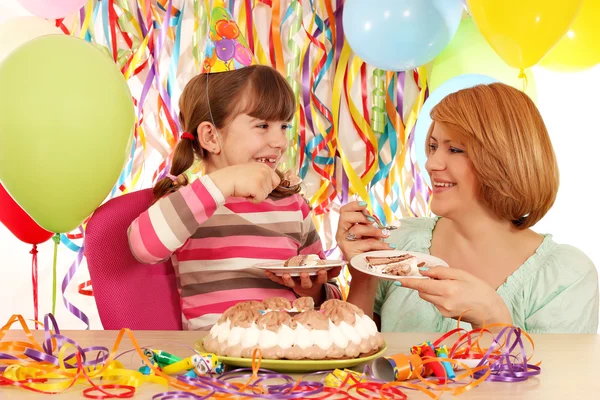 Glückliche Tochter und Mutter essen Geburtstagstorte — Stockfoto