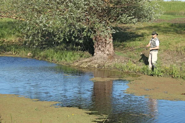 Pescador en el río — Foto de Stock