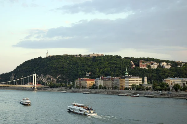 Gellert hill på Donau floden Budapests stadsbild — Stockfoto
