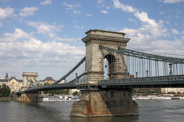 Hängbron på Donau floden budapest — Stockfoto