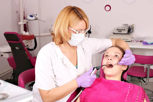 Dentista feminino e paciente menina — Fotografia de Stock