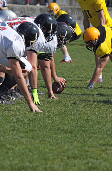 american football players in line