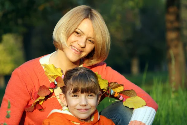 Mãe e filha retrato outono temporada — Fotografia de Stock