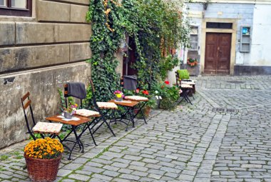 Eski kasaba caddesi Cesky Krumlov Çek Cumhuriyeti 'ndeki açık kafe.