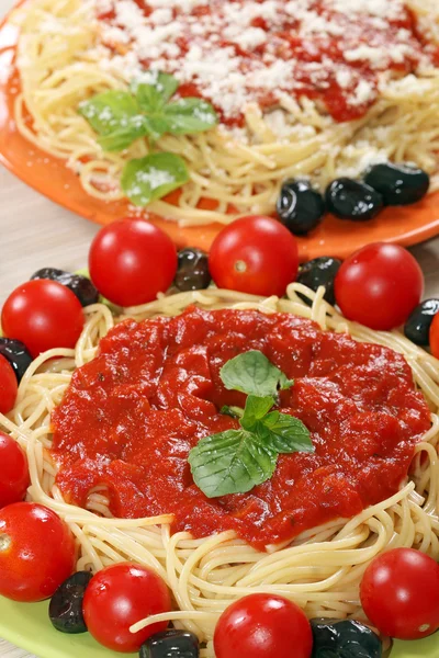 Spaghetti med tomat och sås närbild — Stockfoto