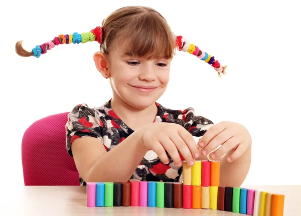 Menina feliz jogar com plasticina — Fotografia de Stock