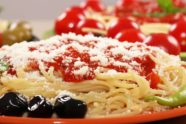 Спагетти с оливками и соусом крупным планом — стоковое фото