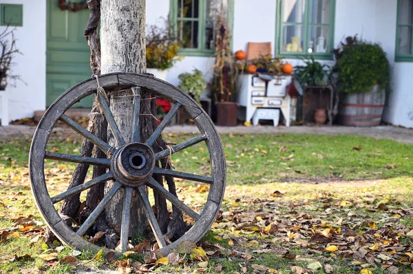 Ein Altes Holzrad Auf Dem Hof — Stockfoto