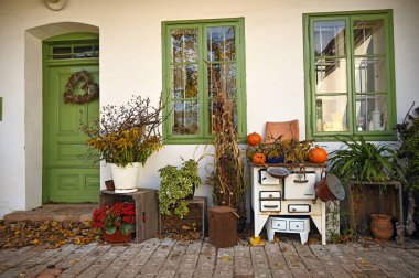 Sonbaharda eski eşyalarla dolu bir çiftlik.