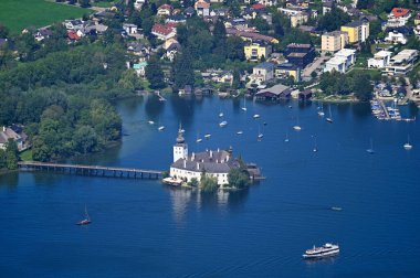 Gmunden Yukarı Avusturya 'daki Traunsee Gölü' ndeki ortaçağ kalesi Schloss Ort Orth panoramik manzarası 