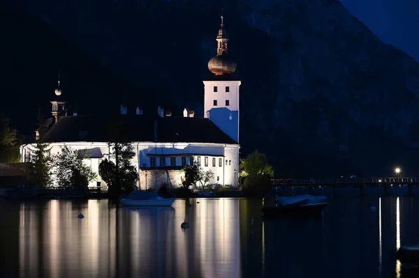 Μεσαιωνικό Κάστρο Νερού Schloss Ort Orth Στη Λίμνη Traunsee Νύχτα — Φωτογραφία Αρχείου