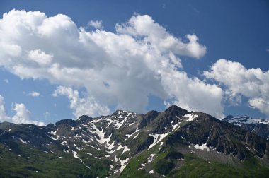 Stubnerkogel dağları ve bulutlu mavi gökyüzü Bad Gastein 'da 