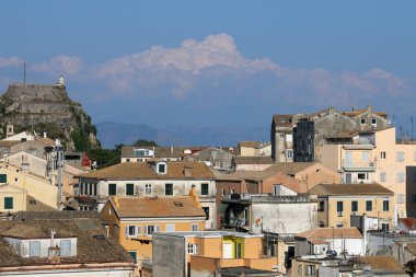 Yunanistan 'ın Corfu kasabasındaki eski kale ve binalar yaz mevsimi