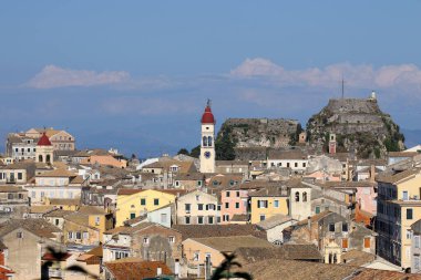 Korfu kasabası Yunanistan 'daki eski kale ve binalar