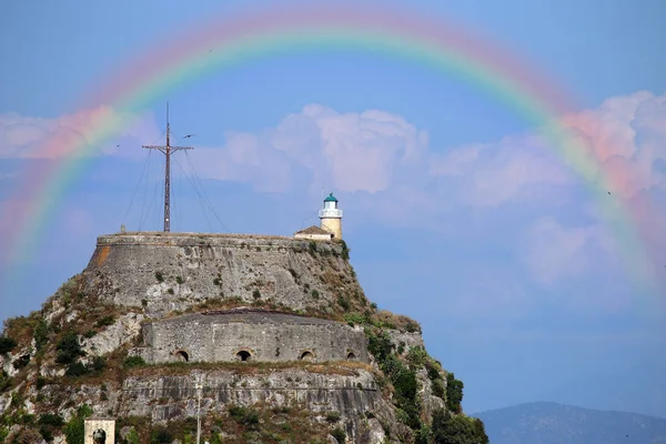 コルフ町ギリシャの古い要塞の上に虹 — ストック写真