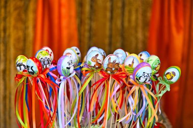 Renkli ve boyanmış Paskalya yumurtaları ve hayvan süslemeleri.