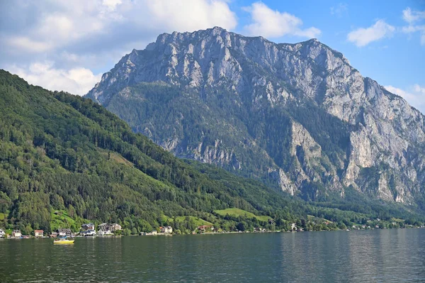 Βουνά Και Λίμνη Traun Traunsee Στην Άνω Αυστρία Τοπία Καλοκαίρι — Φωτογραφία Αρχείου