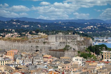 Yeni kale ve eski Corfu şehri