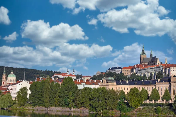 Prag Şatosu Vltava Nehir Kenarı Çek Cumhuriyeti — Stok fotoğraf